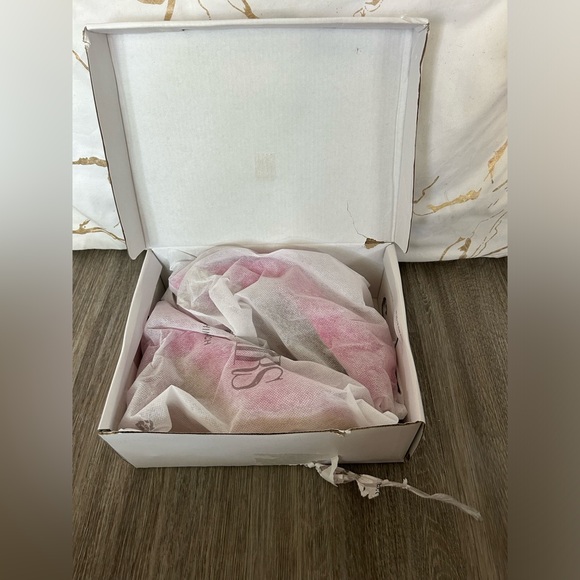 DREAM PAIRS Rose Red Rhinestone Heels! - Picture 4 of 5